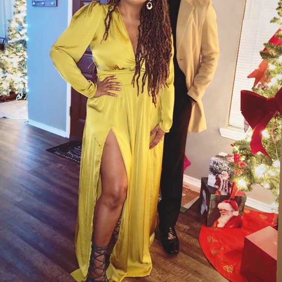 Beautiful chartreuse color dress with split - Picture 2 of 4